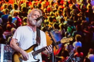Malgré un traitement contre le cancer, Bob Weir avait célébré sur scène en août ses 60 ans de carrière trois soirs de suite à San Francisco (archives). KEYSTONE/AP/Amy Harris