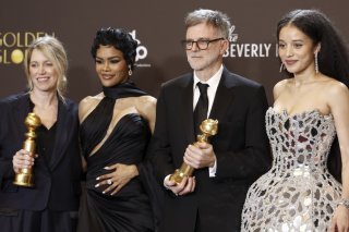 "Une bataille après l'autre" a raflé les prix de la meilleure comédie, du meilleur scénario, du meilleur second rôle féminin pour Teyana Taylor (à gauche) et du meilleur réalisateur pour Paul Thomas Anderson. KEYSTONE/EPA/CHRIS TORRES