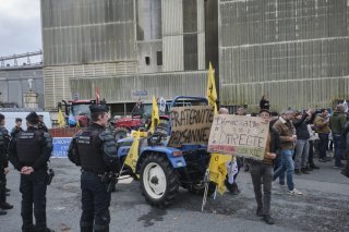 Les agriculteurs français ne relâchent pas la pression face à la signature annoncée de l'accord entre l'UE et le Mercosur. KEYSTONE/EPA/GUILLAUME PINON