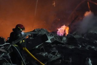 Image d'illustration d'un pompier tentant d'éteindre un feu après une attaque de missile à Kharkiv, en début d'année. KEYSTONE/AP/Andrii Marienko