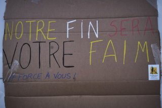 Image d'illustration d'un slogan brandi par les manifestants, la veille, dans les Pyrénées-Atlantiques. KEYSTONE/EPA/GUILLAUME PINON