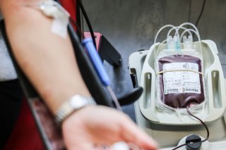 Les règles précédentes étaient en vigueur depuis plus de 20 ans. Elles avaient été mises en place à l'époque en raison du risque de transmission de la maladie de Creutzfeldt-Jakob (vMCJ) - ou maladie de la vache folle - par le sang. KEYSTONE/DPA/OLIVER BERG