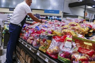 Les Etats-Unis ont terminé 2025 avec une inflation en décembre de 2,7% sur un an. (archive) KEYSTONE/EPA/CRISTOBAL HERRERA-ULASHKEVICH