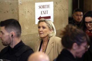 Marine Le Pen, la cheffe du Rassemblement national, joue sa candidature à la présidentielle dans ce procès en appel. KEYSTONE/EPA/YOAN VALAT
