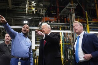 Donald Trump a réagi de manière vulgaire à une interpellation, lors de sa visite d'une usine, mardi, à Dearborn. KEYSTONE/AP/Evan Vucci