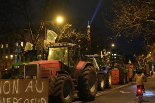 Les agriculteurs ont passé la nuit à Paris mais ont commencé à quitter la capitale avant les premières aurores. KEYSTONE/AP/Christophe Ena