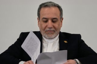 Le ministre iranien des Affaires étrangères, Abbas Araghchi, a affirmé qu'il n'y aurait pas de pendaison mercredi et jeudi. KEYSTONE/AP/Hussein Malla
