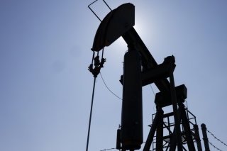 Jeudi matin, le baril de WTI nord-américain lâchait 3,24% à 60,00 dollars, et celui de Brent de la mer du Nord 3,22% à 64,37 dollars (archives). KEYSTONE/EPA/CAROLINE BREHMAN