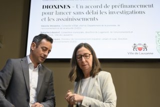Vassilis Venizelos et Natacha Litzistorf ont présenté jeudi la première étape d'assainissement des sols pollués aux dioxines à Lausanne. KEYSTONE/MARTIAL TREZZINI