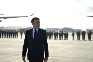 Emmanuel Macron lors d'une revue des troupes jeudi à la base aérienne d'Istres. KEYSTONE/EPA/PHILIPPE MAGONI / POOL