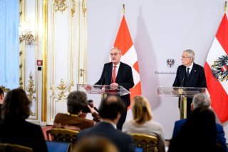 Le président de la Confédération Guy Parmelin (à g.) et son homologue autrichien Alexander Van der Bellen jeudi à Vienne devant les médias. KEYSTONE/EPA/MAX SLOVENCIK