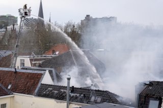 Une "énorme explosion" a retenti jeudi dans le centre d'Utrecht (NL), déclenchant un important incendie et faisant au moins un blessé. KEYSTONE/EPA/JEROEN JUMELET