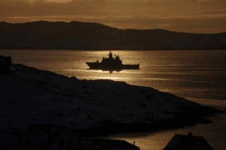 Le Danemark a annoncé renforcer sa présence militaire au Groenland. En photo, un vaisseau de la marine royale danoise au large de Nuuk. KEYSTONE/AP/Evgeniy Maloletka