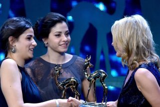 La militante syrienne Sarah Mardini (à gauche) a été acquittée au terme d'un nouveau procès en Grèce pour trafic de migrants. Avec sa soeur Yusra, elles ont inspiré le film diffusé sur Netflix, "Les nageuses", en 2022 (archives). KEYSTONE/EPA DPA/CLEMENS BILAN