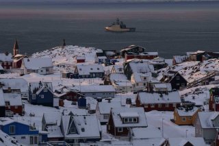 Les militaires étaient plus visibles vendredi dans la capitale groenlandaise. KEYSTONE/AP/EVGENIY MALOLETKA