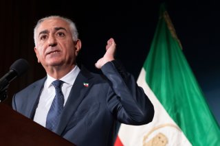 Le fils de l'ancien chah d'Iran s'est dit convaincu que la République islamique allait "tomber". "Ce n'est pas une question de 'si', mais de 'quand'", a lancé Reza Pahlavi à la presse à Washington. KEYSTONE/AP/Mark Schiefelbein