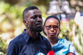 L'armée ougandaise se défend d'avoir emmené de force le leader de l'opposition, Robert Kyagulanyi alias Bobi Wine. KEYSTONE/EPA/DANIEL IRUNGU