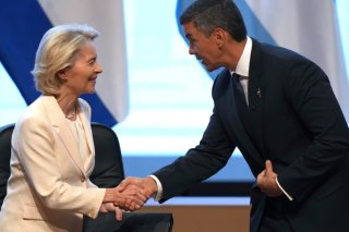 La présidente de la Commission européenne Ursula von der Leyen et le président du Paraguay Santiago Pena. KEYSTONE/AP/Jorge Saenz