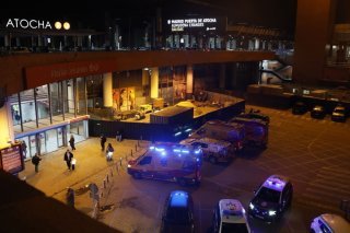 Plusieurs ambulances se mettent à disposition à la gare d'Atochia. KEYSTONE/EPA/JAVIER LIZON