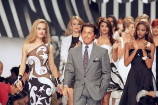 Le styliste Valentino Garavani, ici au centre photographié en 1991, est décédé à l'âge de 93 ans (archives). KEYSTONE/AP/Remy de la Mauviniere