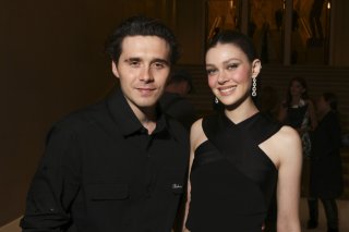 Brooklyn Beckham, qui a épousé Nicola Peltz en 2022, est le fils aîné de David Beckham et de sa femme Victoria (archives). KEYSTONE/AP Invision/VIANNEY LE CAER