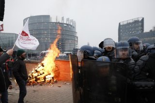 Des milliers d'agriculteurs ont manifesté mardi devant le Parlement européen contre l'accord avec le Mercosur. KEYSTONE/EPA/YOAN VALAT