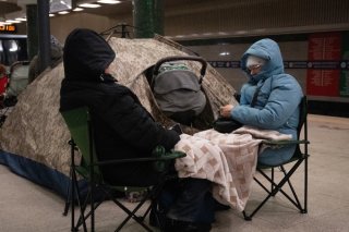 Près de 600'000 personnes ont quitté Kiev en dix jours, après les frappes russes sur le secteur énergétique. En photo, des habitants cherchent refuge dans une station de métro. KEYSTONE/AP/Danylo Antoniuk