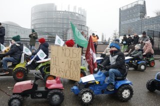 Des centaines d'agriculteurs étaient réunis à Strasbourg, à bord de tracteurs, pour dire leur hostilité à l'accord, signé samedi au Paraguay. KEYSTONE/EPA/YOAN VALAT