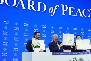 Donald Trump a signé jeudi la charte fondatrice de son Conseil de paix. KEYSTONE/AP/Evan Vucci