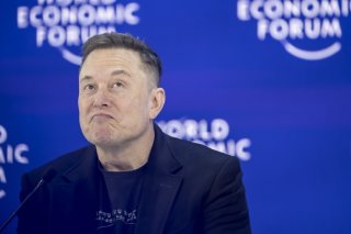 Elon Musk optimiste sur le calendrier pour le déploiement des robots Optimus. KEYSTONE/EPA/GIAN EHRENZELLER