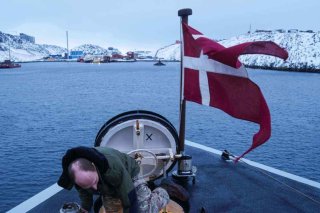 Un navire danois à Nuuk, la capitale du Groenland. KEYSTONE/AP/EVGENIY MALOLETKA