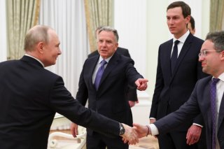 La rencontre entre Vladimir Poutine, à gauche de l'image, et Steve Witkoff, au centre, a duré trois heures et demie, selon Moscou. KEYSTONE/AP/Alexander Kazakov