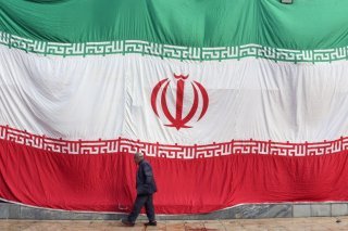La population iranienne souffre (image d'un drapeau iranien sur le mur d'une mosquée endommagée par le feu lors des récentes manifestations anti-gouvernementales à Téhéran mercredi). KEYSTONE/EPA/ABEDIN TAHERKENAREH