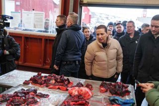 La première ministre danoise Mette Frederiksen est allée témoigner son soutien aux Groenlandais face aux visées américaines. KEYSTONE/AP/Evgeniy Maloletka