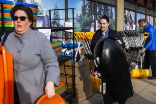 Les Américains (ici dans le Maryland) s'équipent en prévision de la tempête annoncée. KEYSTONE/EPA/JIM LO SCALZO