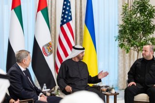 Le président des Emirats arabes unis Mohamed bin Zayed Al Nahyan (2e depuis la droite) réuni avec l'Américain Jared Kushner (gauche), le Russe Igor Kostyukov (2e depuis la gauche) et l'Ukrainien Rustem Umerov (à dr.). KEYSTONE/EPA/UAE Presidential Court /HANDOUT HANDOUT