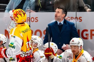 Christian Dubé a vu ses joueurs s'incliner 2-1 en prolongation à Lausanne pour sa première sur le banc biennois. KEYSTONE/FABRICE DE GASPERIS