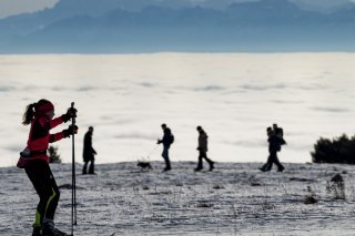 La pratique du ski de fond devient plus compliquée en raison du manque de neige (photo d'illustration). KEYSTONE/JEAN-CHRISTOPHE BOTT