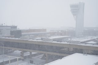 L'aéroport de Philadelphie couvert de neige. Des milliers de vols ont été annulés aux Etats-Unis en raison de la tempête hivernale. KEYSTONE/AP/Matt Rourke