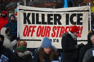 Des personnes se rassemblent pour une veillée nocturne à quelques pâtés de maisons du lieu où Alex Pretti a été mortellement blessé par balle par des agents fédéraux ICE à Minneapolis. KEYSTONE/EPA/CRAIG LASSIG