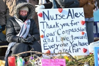 Dans le centre de Minneapolis, près d'un millier de personnes se sont rassemblées pour défiler en hommage à Alex Pretti. KEYSTONE/EPA/CRAIG LASSIG