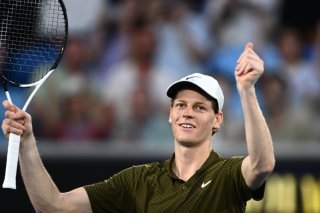 Jannik Sinner jouera pour une place dans le dernier carré de l'Open d'Australie mercredi. KEYSTONE/EPA/JOEL CARRETT