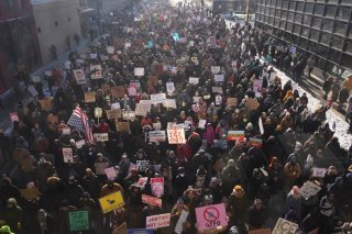 Malgré un froid polaire, des dizaines de milliers de personnes ont à nouveau manifesté à Minneapolis dimanche. KEYSTONE/AP/Adam Gray