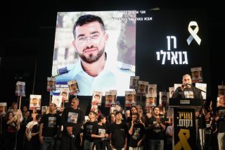 Une photo de Ran Gvili, dernier otage israélien à Gaza, lors d'un rassemblement en novembre dernier à Tel Aviv. (archives) KEYSTONE/AP/MAHMOUD ILLEAN