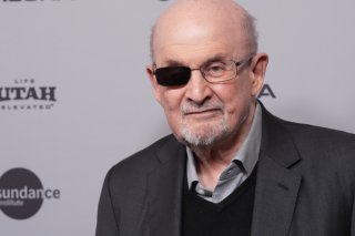 L'écrivain Salman Rushdie était présent à la première du film documentaire "Knife: The Attempted Murder of Salman Rushdie" au Sundance Film Festival, dimanche, à Park City (Etats-Unis). KEYSTONE/AP/Chris Pizzello