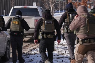 Des agents de l'Immigration vont se retirer dès mardi de Minneapolis, selon le maire de la ville. KEYSTONE/AP/Adam Gray