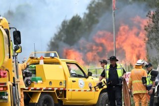 Six incendies importants sont actuellement recensés dans l'Etat de Victoria, notamment dans les Otways, un secteur au sud-ouest de Melbourne connu pour ses forêts d'eucalyptus peuplées de koalas à proximité de la très touristique Great Ocean Road. KEYSTONE/EPA/DARREN ENGLAND