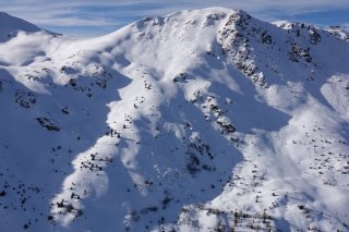 Quelque 29 personnes perdent la vie chaque année en Suisse en pratiquant les sports de neige hors piste (Archives). KEYSTONE/KANTONSPOLIZEI WALLIS