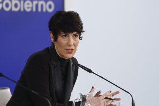 Porte-parole du gouvernement et ministre de la Sécurité sociale et des Migrations, Elma Saiz veut donner de l'élan à l'économie en régularisant ainsi des sans-papiers. KEYSTONE/EPA/Chema Moya