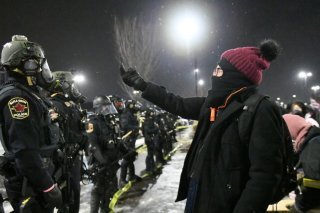 Des agents de l'ICE viendront en mission de soutien aux Jeux olympiques en Italie. Les autorités américaines ne précisent pas s'ils seront pareillement masqués (Photo d'illustration). KEYSTONE/EPA/CRAIG LASSIG